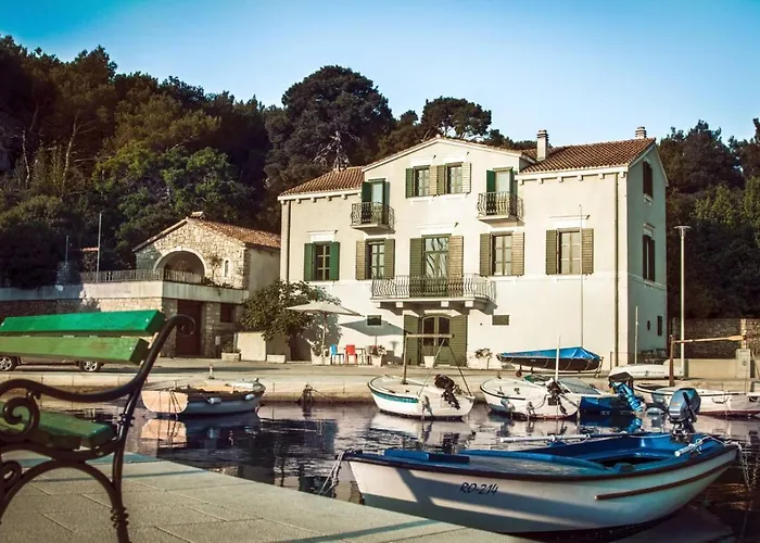 Private Luxury Villa Del Mar On Solta For Up To 10 Persons, Heated Pool, Free Parking, Next To Sea! Free Kajak & Mountainbikes, Great Living Area & Privacy!